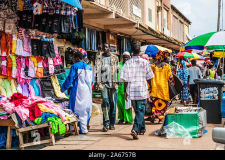 Eine geschäftige Straße Szene in Banjul in Gambia, Westafrika. Stockfoto