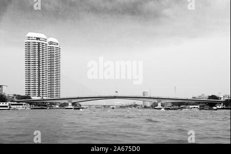 Bangkok, Thailand-31.März 2018: Somdet Phra Pinklao Brücke in Bangkok, Thailand, von der Fähre Stockfoto