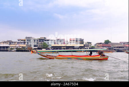 Bangkok, Thailand-31.März 2018: Touristen Boot auf dem berühmten Fluss Chao Phraya in Bangkok, Thailand Stockfoto