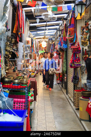 Bangkok, Thailand-31.März 2018: die Menschen zu Fuß in Thailand traditioneller Markt Korridor Stockfoto