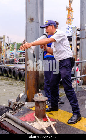 Bangkok, Thailand-31.März 2018: Chao Phraya River Verkehr Polizei arbeitet Stockfoto