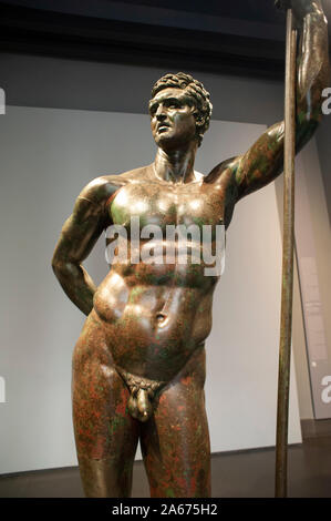 Italien, Rom, Palazzo Massimo Alle Terme, Museo Nazionale Romano, römisches Nationalmuseum, bronzefarbene römische Statue des hellenistischen Prinzen (2. Jahrhundert v. Chr.) Stockfoto