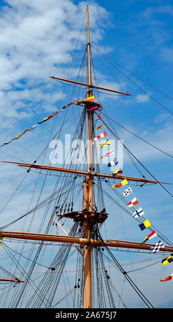 Mast der H.M.S. Krieger, in Portsmouth Hafen. Stockfoto