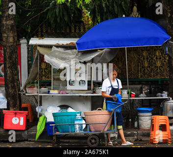 Bangkok, Thailand-31.März 2018: Street Food hawker Einstellen der in Bangkok Abschaltdruck Stockfoto