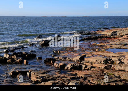 Meer Felsen mit Blick auf das blaue Meer auf Kustaanmiekka, die südlichste Insel des Meeres Festung Suomenlinna, Helsinki, Finnland. Oktober 2019. Stockfoto