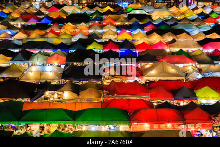 Bangkok, Thailand-31.März 2018: Zug Nacht Markt Ratchada nacht Luftbild Stockfoto