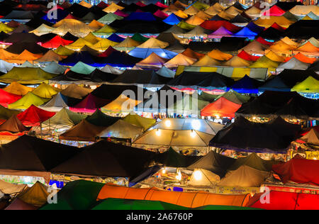 Bangkok, Thailand-31.März 2018: Zug Nacht Markt Ratchada nacht Luftbild Stockfoto