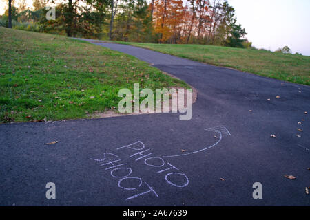 Fotoshooting chalk Markierungen auf Park Asphalt trail Regie Modelle zum Drehort. Stockfoto