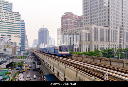 Bangkok, Thailand-02 APR 2018: Anzeigen von Eisenbahn- und Hochhäusern, in Bangkok Station Stockfoto