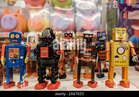 Bangkok, Thailand-02 APR 2018: Vintage Style cute Metall Roboter Anzeige auf dem Regal Stockfoto