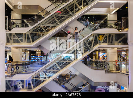 Bangkok, Thailand-02 APR 2018: Menschen in Bewegung in Rolltreppen im modernen Einkaufszentrum Stockfoto