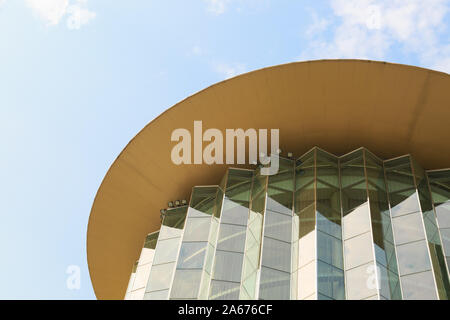 Bangkok, Thailand-02 APR 2018: Kreis Form Shopping mall Gebäudeansicht, Glasfassade Stockfoto