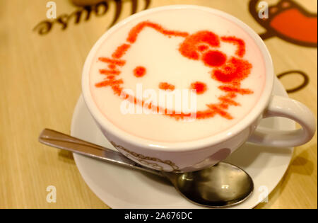 Bangkok, Thailand-02 APR 2018: Hello Kitty cute Gesicht aus rosa Puder auf dem Milchschaum mit Vintage Ton Farbe Stockfoto