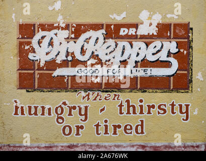 Was ist von einem alten Dr. Pepper trinken Werbeschild an der Wand eines Vintage Tankstelle an der Buffalo Gap Historic Village in unincorporated Taylor County, Texas, Stadt des gleichen Namens, in der Nähe von Abilene Stockfoto