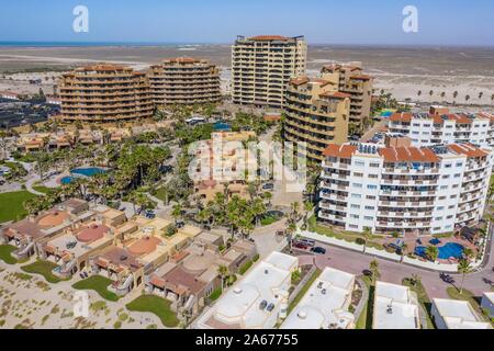 Luftaufnahme des Puerto Peñasco Bucht in Sonora, Mexiko. Landschaft von Strand, Meer, Hotel- und Immobilienbranche. Golf von Kalifornien Wüste. Die See von Cortez, Bermejo Meer. © (© Foto: LuisGutierrez/NortePhoto.com) vista Aérea de la Bahía Puerto Peñasco en Sonora, Mexiko. paisaje de Playa, Mar, Industria hotelera e Inmobiliaria. Desierto de Golfo de California. Mar de Cortés, Mar Bermejo. © (© Foto: LuisGutierrez/NortePhoto.com) Stockfoto