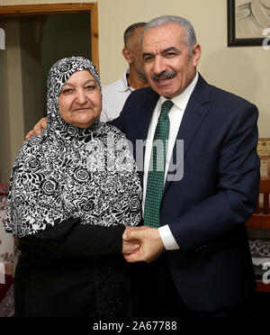 Oktober 24, 2019, Ramallah, West Bank, Palästina: palästinensischen Premierminister Mohammad Ishtayeh, Besuche der Kämpfer Umm Nasser Abu referenziert, die in der West Bank Stadt Ramallah, am Oktober 24, 2019 (Bild: © Prime Minister Office/APA Bilder über ZUMA Draht) Stockfoto