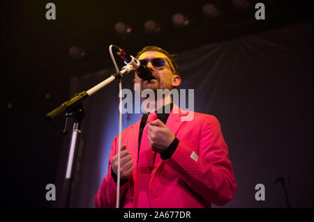 Glasgow, UK. 10. Oktober 2019. Im Bild: Neil Hannon - Sänger, Songwriter und Frontmann der Göttlichen Komödie. Die Göttliche Komödie im Konzert an der Alten Fruitmarket in Glasgow. Sie sind bei der Wahrnehmung ihrer neuen Studio Album 'Office Politik'. Credit: Colin Fisher/Alamy leben Nachrichten Stockfoto