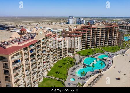 Luftaufnahme des Puerto Peñasco Bucht in Sonora, Mexiko. Landschaft von Strand, Meer, Hotel- und Immobilienbranche. Golf von Kalifornien Wüste. Die See von Cortez, Bermejo Meer. © (© Foto: LuisGutierrez/NortePhoto.com) vista Aérea de la Bahía Puerto Peñasco en Sonora, Mexiko. paisaje de Playa, Mar, Industria hotelera e Inmobiliaria. Desierto de Golfo de California. Mar de Cortés, Mar Bermejo. © (© Foto: LuisGutierrez/NortePhoto.com) Stockfoto