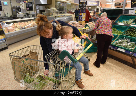 Einkaufen von Frauen und Kindern im Supermarkt Großbritannien, Großbritannien, 2019 Familieneinkäufer mit Kindern Stockfoto