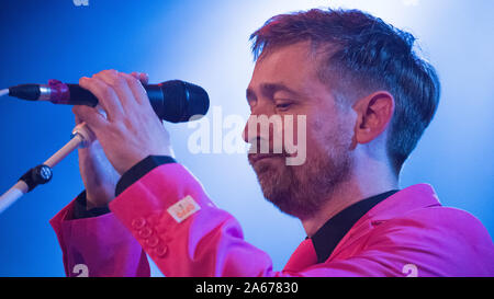 Glasgow, UK. 10. Oktober 2019. Im Bild: Neil Hannon - Sänger, Songwriter und Frontmann der Göttlichen Komödie. Die Göttliche Komödie im Konzert an der Alten Fruitmarket in Glasgow. Sie sind bei der Wahrnehmung ihrer neuen Studio Album 'Office Politik'. Credit: Colin Fisher/Alamy leben Nachrichten Stockfoto