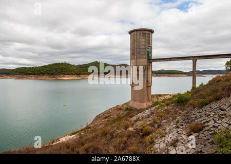 Santa Clara Stausee Portugal niedriger Wasserstand Stockfoto