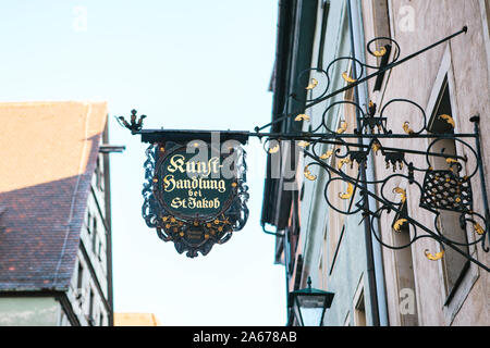 Deutschland, Rothenburg o.d. Tauber, Dezember 30, 2018: Authentische alte oder retro oder Vintage Namensschild auf einem Gebäude Fassade. Stockfoto