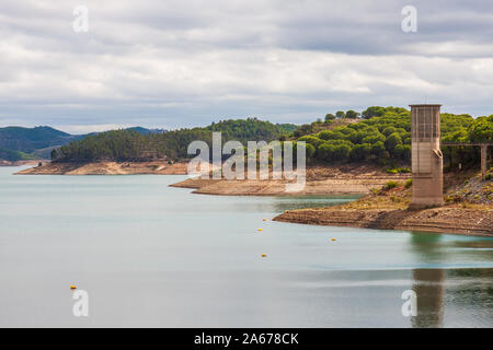 Santa Clara Stausee Portugal niedriger Wasserstand Stockfoto