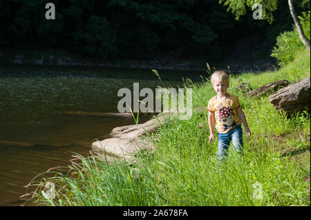 Drei Jahre alten Jungen Spaß in der Nähe von See in der Nähe von Leśnia Czocha Schloss, Woiwodschaft Niederschlesien, Polen Stockfoto