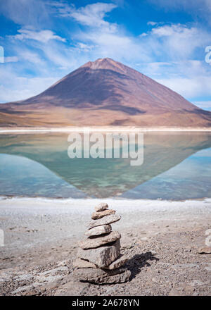 Entspannende Landschaft, Zen, Spiegelungen im See vom Turm der Steine im Gleichgewicht vor dem Berg. Stockfoto