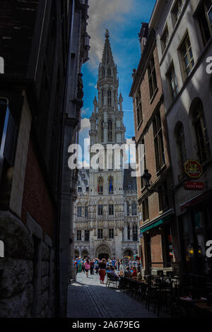 Ein Bild der Brüsseler Rathaus als von einem angrenzenden schmalen Fußgängerzone Gasse gesehen. Stockfoto