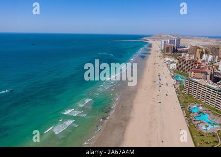 Luftaufnahme des Puerto Peñasco Bucht in Sonora, Mexiko. Landschaft von Strand, Meer, Hotel- und Immobilienbranche. Golf von Kalifornien Wüste. Die See von Cortez, Bermejo Meer. © (© Foto: LuisGutierrez/NortePhoto.com) vista Aérea de la Bahía Puerto Peñasco en Sonora, Mexiko. paisaje de Playa, Mar, Industria hotelera e Inmobiliaria. Desierto de Golfo de California. Mar de Cortés, Mar Bermejo. © (© Foto: LuisGutierrez/NortePhoto.com) Stockfoto