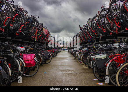 Ein Bild von einem Fahrrad Parkplatz in Amsterdam. Stockfoto