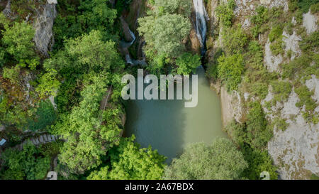 Ansicht von oben Wasserfall in einem See in der Mitte von de Wald. Luftaufnahme Wasserfall Stockfoto