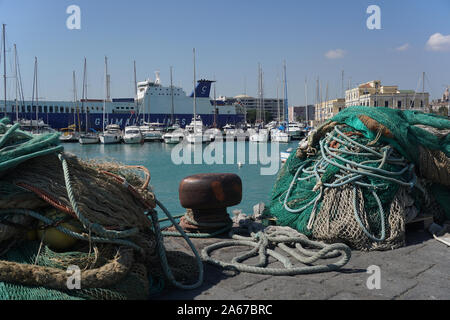 Fischernetze und schwimmt auf der Hafenassistent in einem kommerziellen Dock Stockfoto