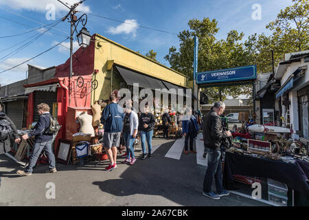 Paris, Frankreich, 30. September 2019: Gassen und Geschäfte der St-Ouen Flohmarkt in Paris, auch als Porte de Clignancourt Flohmarkt ist bekannt als eine der Stockfoto