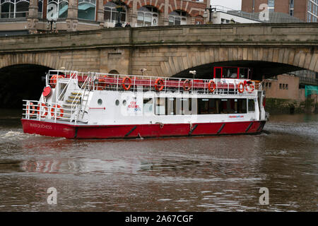 Touristen genießen einen Herbst Freude Bootsfahrt entlang des Flusses Ouse in York, Nordengland. Stockfoto