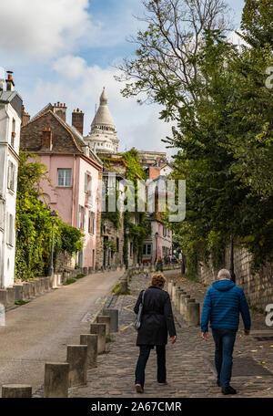 Senior Paar bis zu den kleinen gepflasterten Straßen von Montmartre Viertel in Paris. Stockfoto