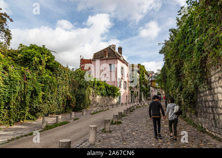 Paar auf gepflasterten Straßen von Montmartre Viertel in Paris. Stockfoto