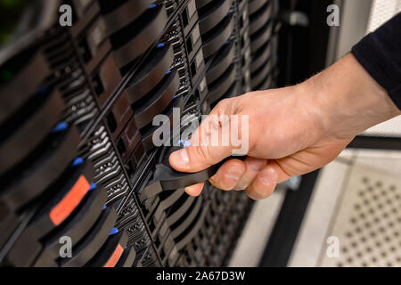 Männlicher Techniker, Der Das Serverlaufwerk In San Entfernt Stockfoto