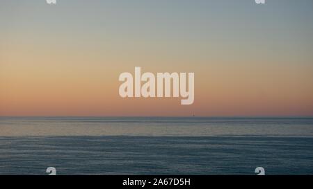 Horizontale Foto mit Blick aus Italien auf Sonnenuntergang über der Adria. Die Sonne wird ausgeblendet und der Himmel ist blau und orange. Kroatische Bergbau Plattformen sind noch v Stockfoto