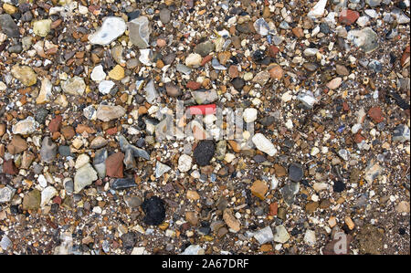 Kunststoff shotgun Shell gewaschen oben auf einem Strand Stockfoto