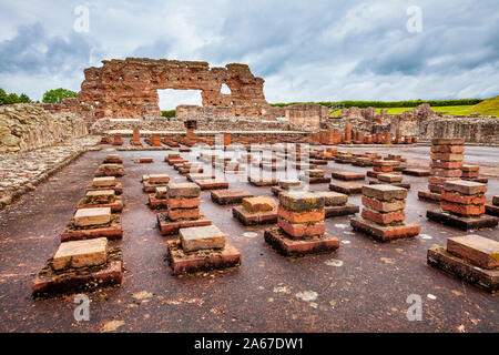 Das Hypocaust-System und die Überreste der Basilikumwand der Römischen Bäder in Wroxeter, Shropshire, England Stockfoto