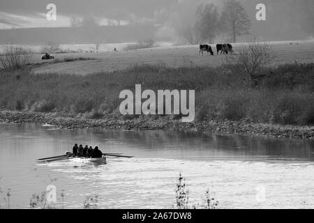 Kanu Paddler auf der Weser, Oberweser, obere Wesertal, Weserbergland, Hessen, Deutschland, Europa Stockfoto