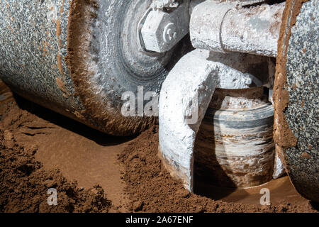 Mühlsteine der industriellen melanger Mahlen und Mischen von Kakao und andere Zutaten in den Prozess der Herstellung von Schokolade, close-up Stockfoto