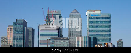 Die Skyline der Stadt, Canary Wharf Gebäude vor blauem Himmel Stockfoto