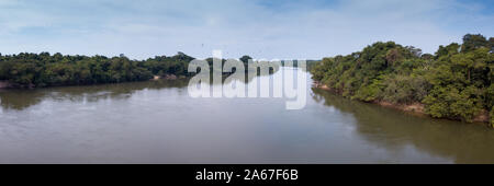 Schöne Panoramasicht Antenne drone Blick auf Rio Teles Pires und Amazonas Regenwald auf sonnigen Sommertag mit blauem Himmel in der Nähe von Sinop city, Mato Grosso, Brasilien. Stockfoto