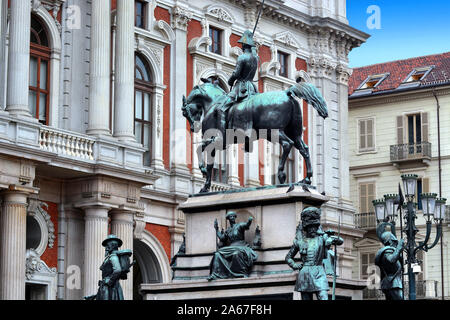 Turin, Piemont/Italien -04/20/2019 - die Reiterstatue von Carlo Alberto von Savoyen und das Risorgimento Museum auf Hintergrund Turin. Stockfoto