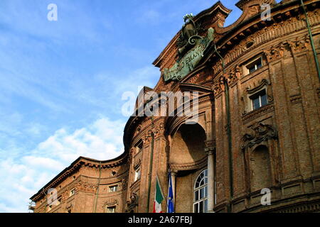 Turin, Piemont, Italien der gekrümmten Backstein Fassade des Palazzo Carignano, die Heimat des ersten Parlaments von Unified königreich Italien Stockfoto