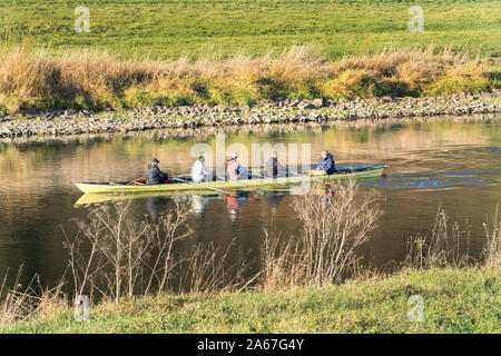 Kanu Paddler auf der Weser, Oberweser, obere Wesertal, Weserbergland, Hessen, Deutschland, Europa Stockfoto