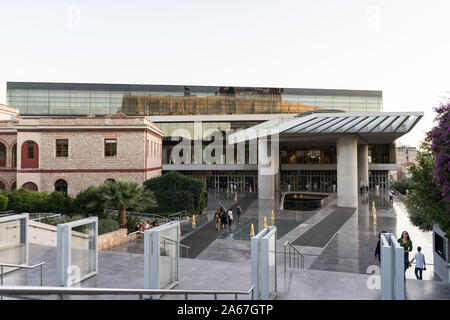 Athen, Griechenland. 23 Nov, 2019. Einen allgemeinen Blick auf die Acropolis Museum. Das Acropolis Museum ist ein archäologisches Museum von den Erkenntnissen der archäologischen Stätte von der Akropolis von Athen konzentriert. Es hat eine Fläche von insgesamt 25.000 Quadratmetern Ausstellungsfläche von über 14.000 Quadratmetern. Es beherbergt Artefakte und Erkenntnisse aus der Akropolis Rock und in der näheren Umgebung von der Griechischen Bronzezeit bis in die Römischen und Byzantinischen Griechenland. Credit: Nikos Pekiaridis/SOPA Images/ZUMA Draht/Alamy leben Nachrichten Stockfoto